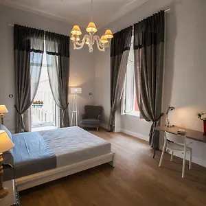 Largo Donnaregina Apartment